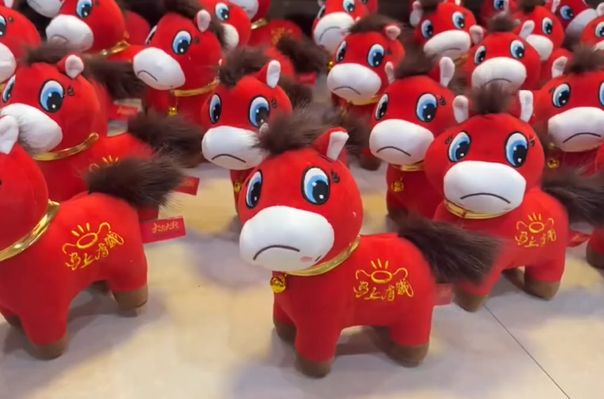 工人把馬玩偶的「微笑臉」，縫成了嘴角下垂的「哭哭臉」。（圖／翻攝自微博）