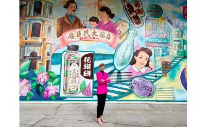 屈臣氏集團行政總裁倪文玲博士站於描繪集團由香港一間藥房發展成為全球最大的國際健康與美容零售集團的六米高的壁畫前，慶祝集團成立185周年。