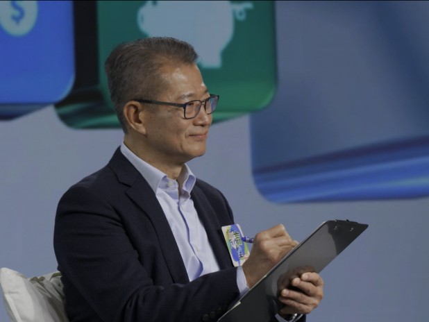 陳茂波表示，受惠於金融市場表現，印花稅增加，可以提早恢復經營帳目財政盈餘，但綜合帳目仍有壓力。