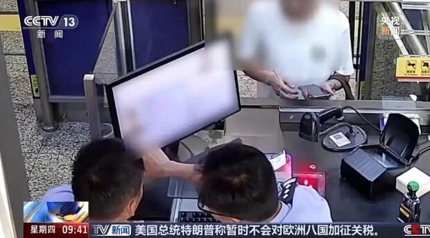 一名男子企圖用雙胞胎哥哥的護照出境當場被識破。（圖／翻攝《央視新聞》）