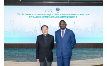 周大福人壽執行董事兼行政總裁葉文傑(左) 與巴黎聖日耳門學院（大灣區, 中國）行政總裁賈恩力(右)宣佈延續 獨家合作，將學院的專業訓練課程及相關體育項目，帶到香港與所有中國內地城市。
