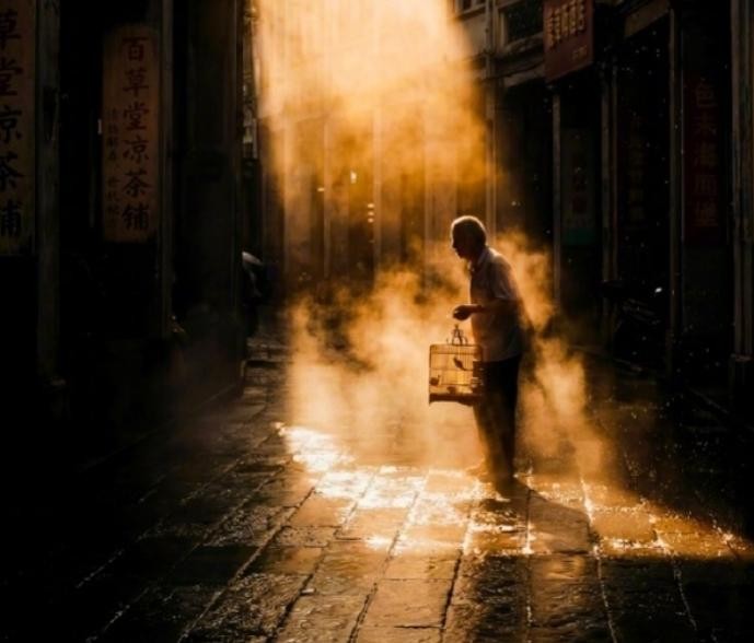 被疑為AI生成圖片的攝影比賽第一名作品《騎樓舊光》。（新浪微博）