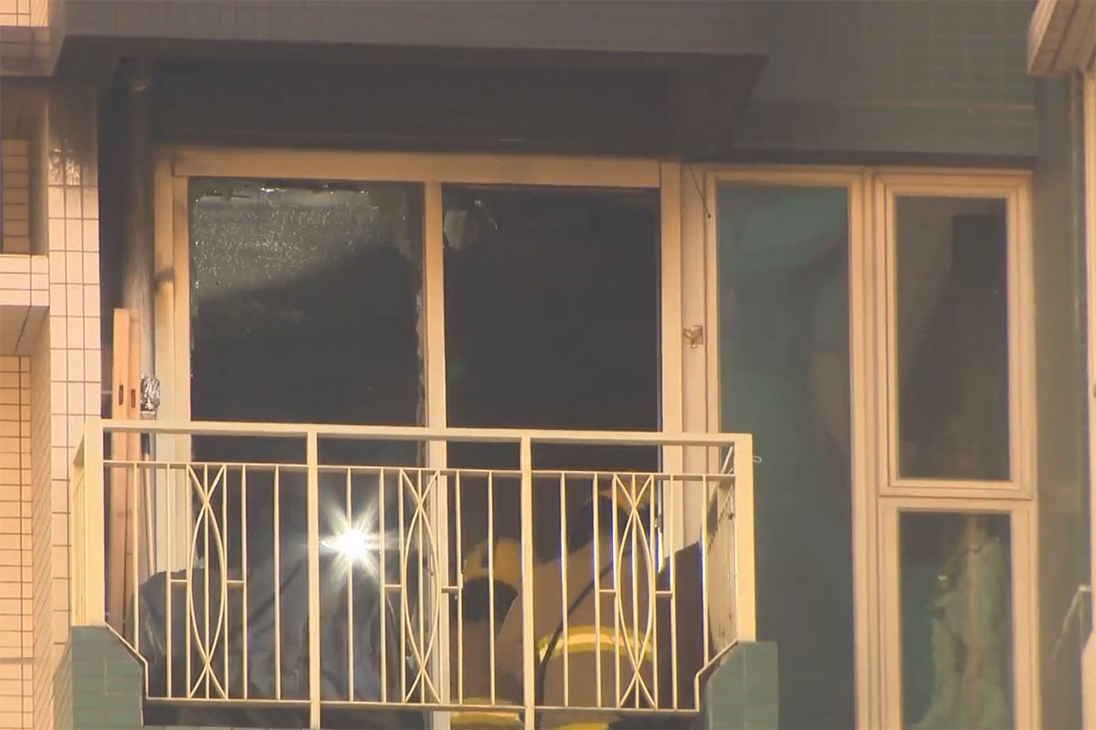 YOHO Town清晨有單位起火。(電視截圖)