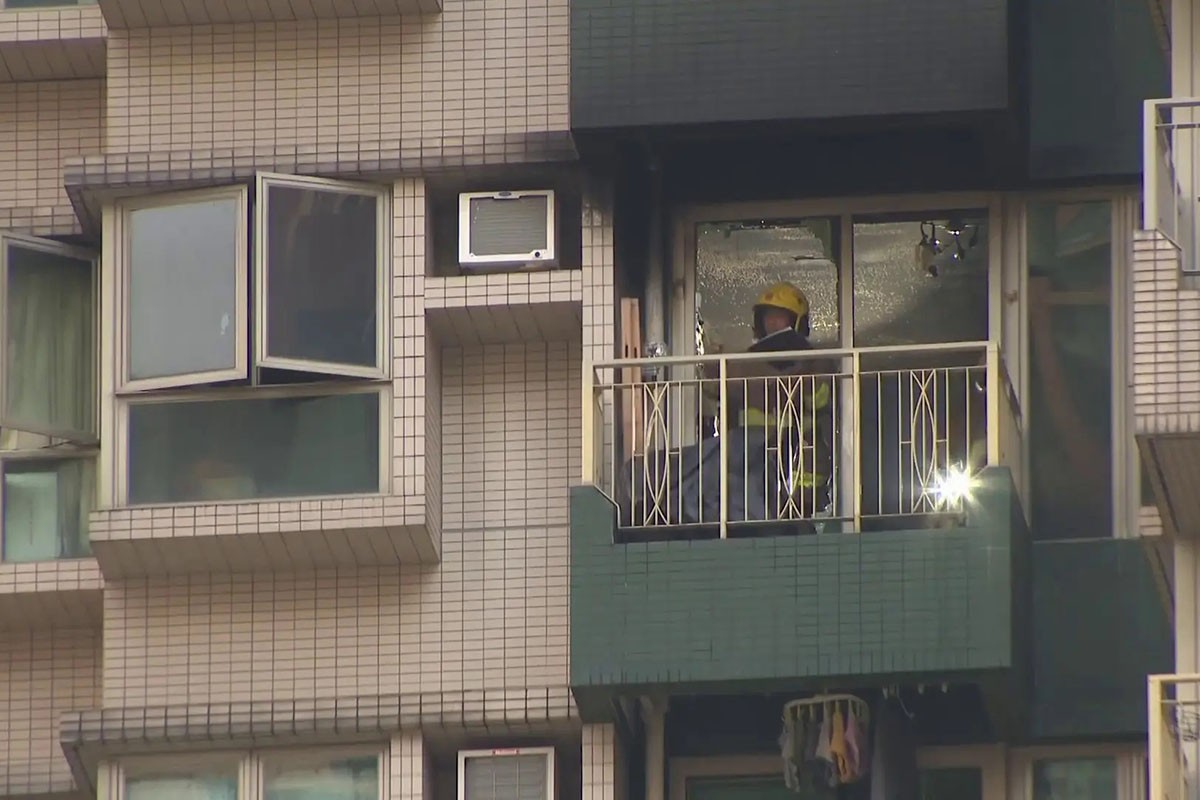 YOHO Town清晨有單位起火。(電視截圖)