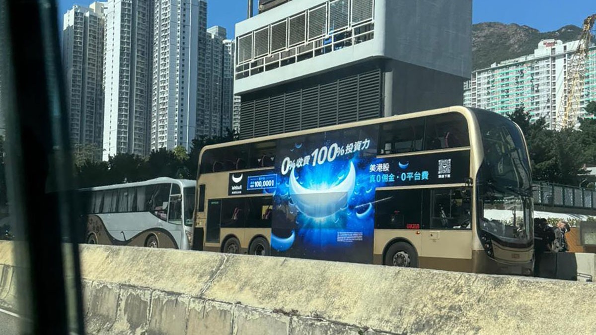 龍翔道有旅遊巴與九巴相撞。(網上圖片)