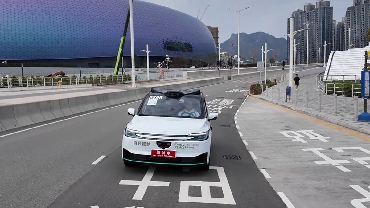 運輸署發出6個自動駕駛車輛先導牌照，相關自動車已累計安全行駛逾8萬公里。(政府新聞網影片截圖)