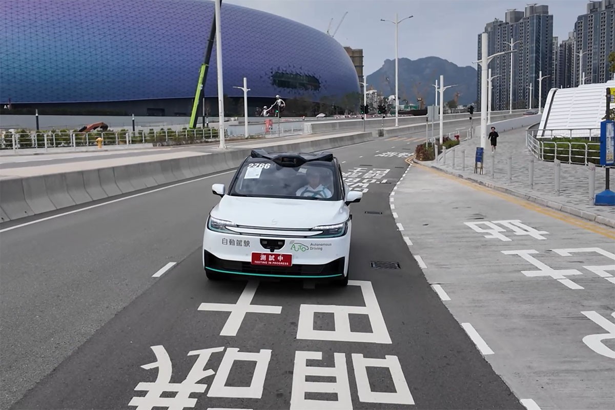 運輸署發出6個自動駕駛車輛先導牌照,相關自動車已累計安全行駛逾8萬公里。(政府新聞網影片截圖)