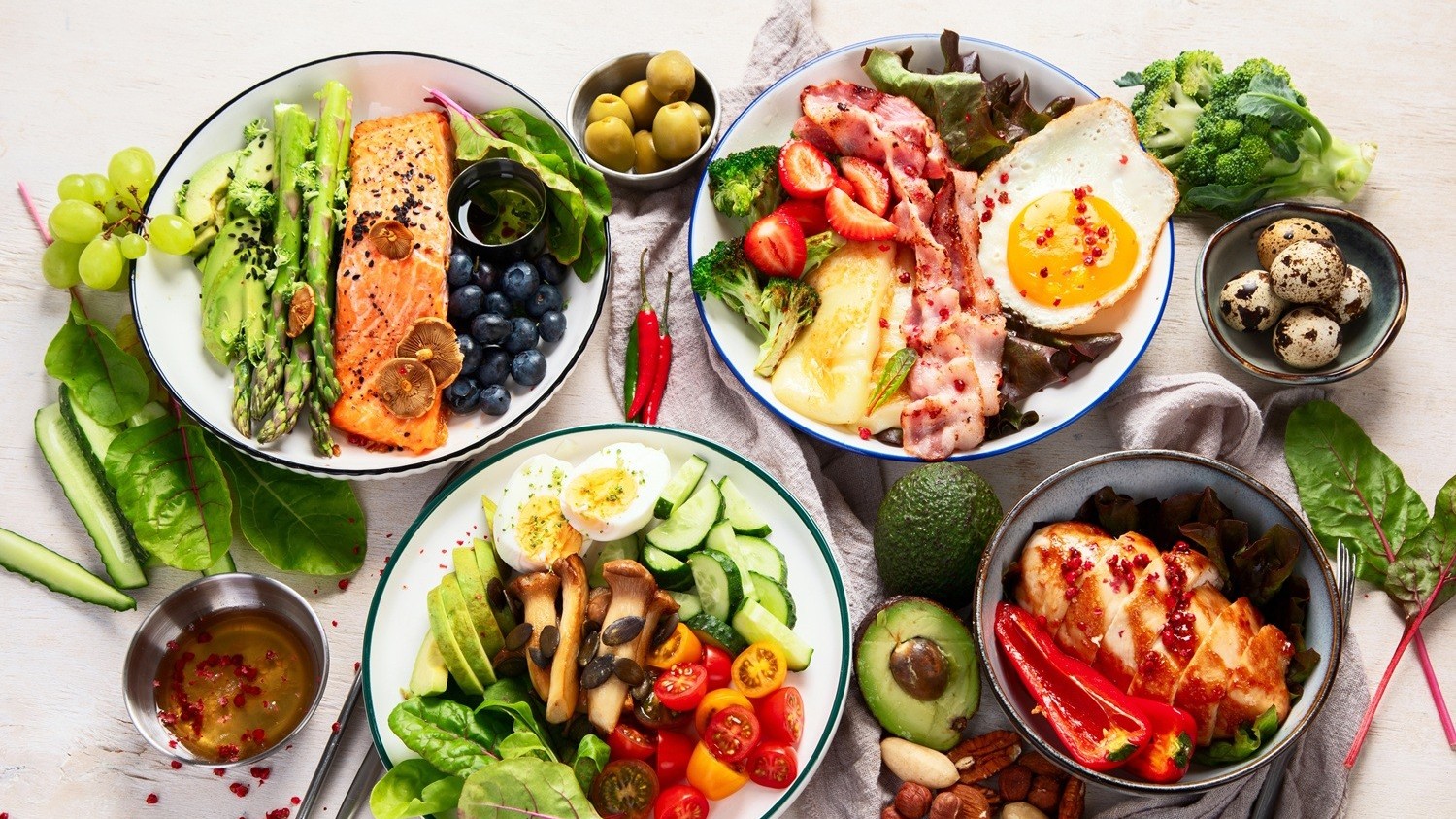 美國最新飲食指南建議應以蛋白質、乳製品、蔬菜、水果、健康脂肪和全穀類為主，並減少攝取高度加工食品和含糖飲料。