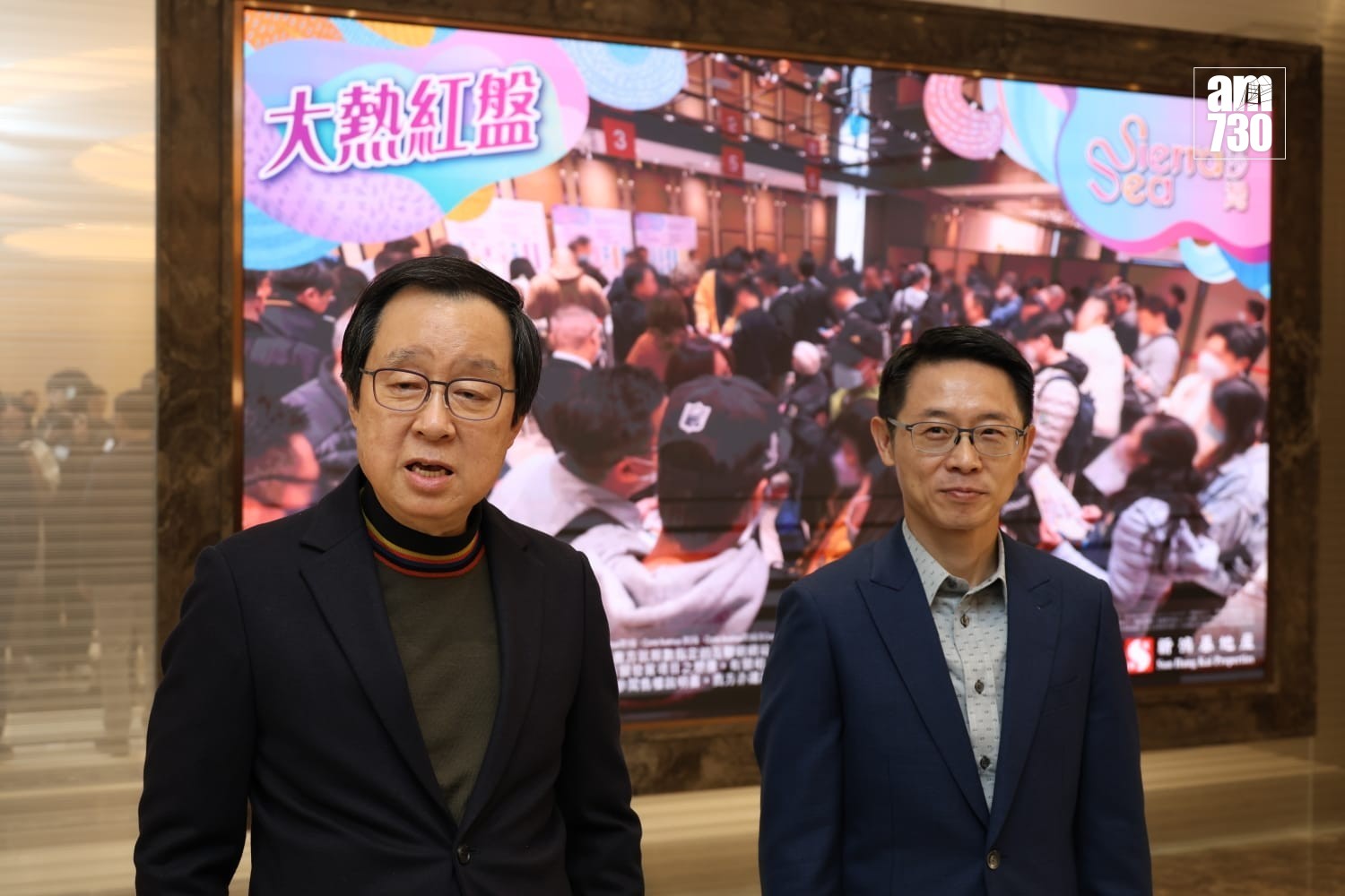 雷霆(左)指，「SIERRA SEA」2A期首輪價單發售單位即日沽清，為2026年樓市打響頭炮；右為胡致遠。(鍾式明攝)