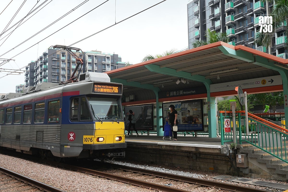 港鐵日後喺輕鐵站貼告示，提醒乘客屯門泳池已經搬咗。(資料圖片)