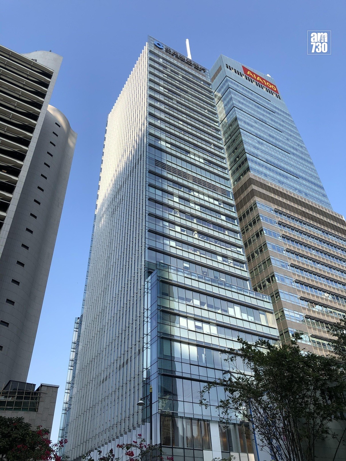 中國建設銀行大廈共11層全層辦公樓面，總面積約111,622方呎，平均呎價約31,338元，榮登2025全年大宗工商舖買賣成交第三位。