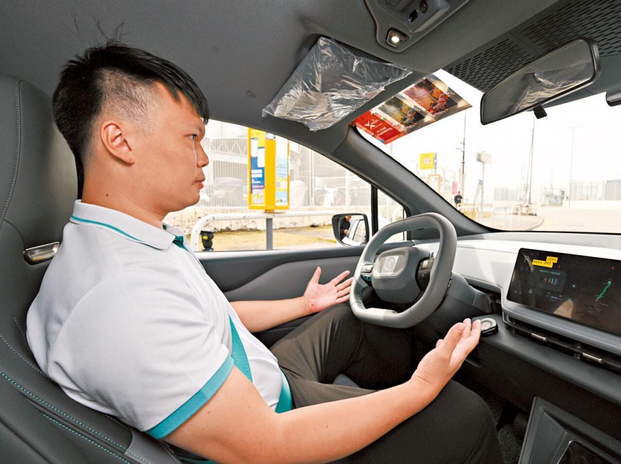 測試期間，司機雙手離開軚盤，但在必要時會接管車輛。