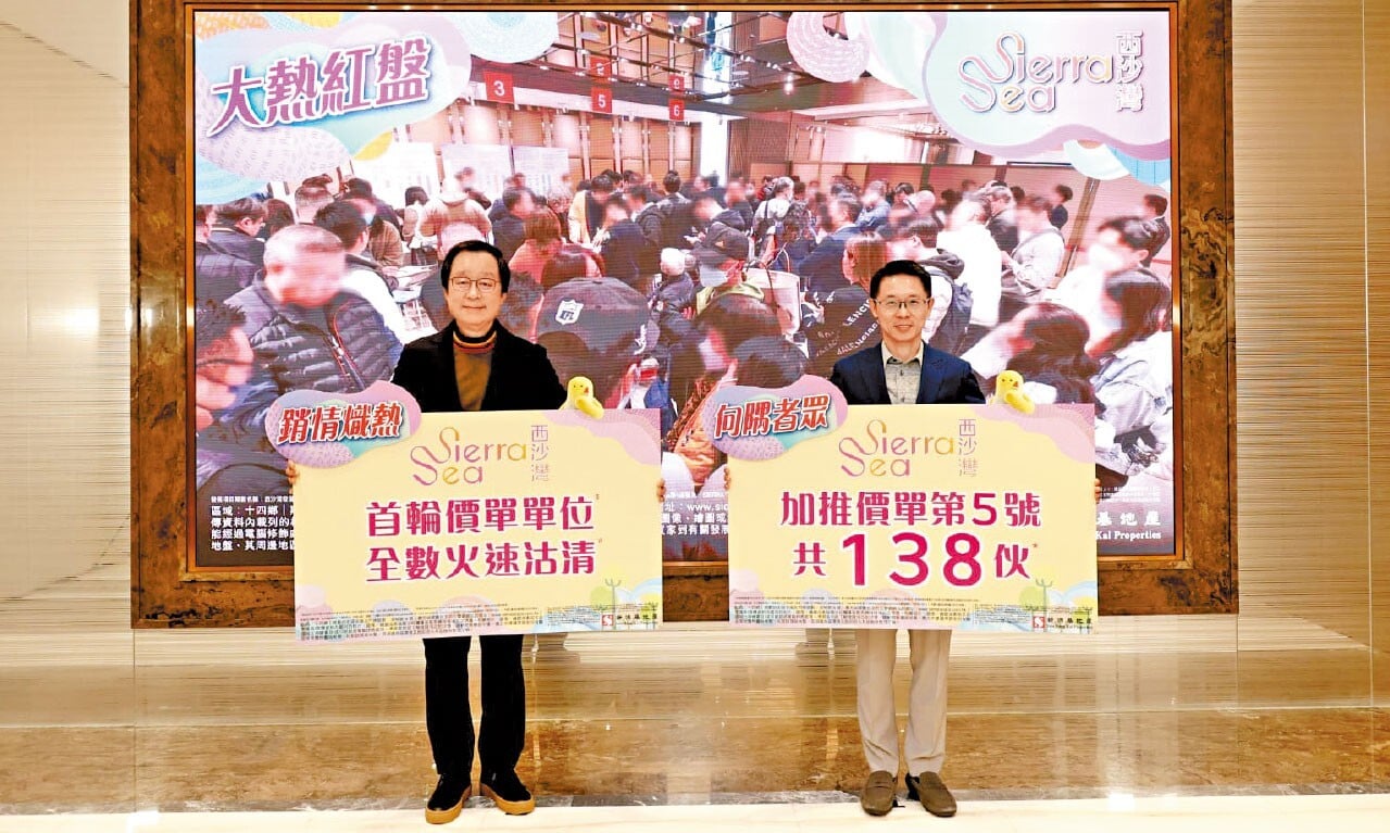 雷霆(左)稱，樓盤首輪即日沽清，為今年樓市打響頭炮；右為胡致遠。 (鍾式明攝)