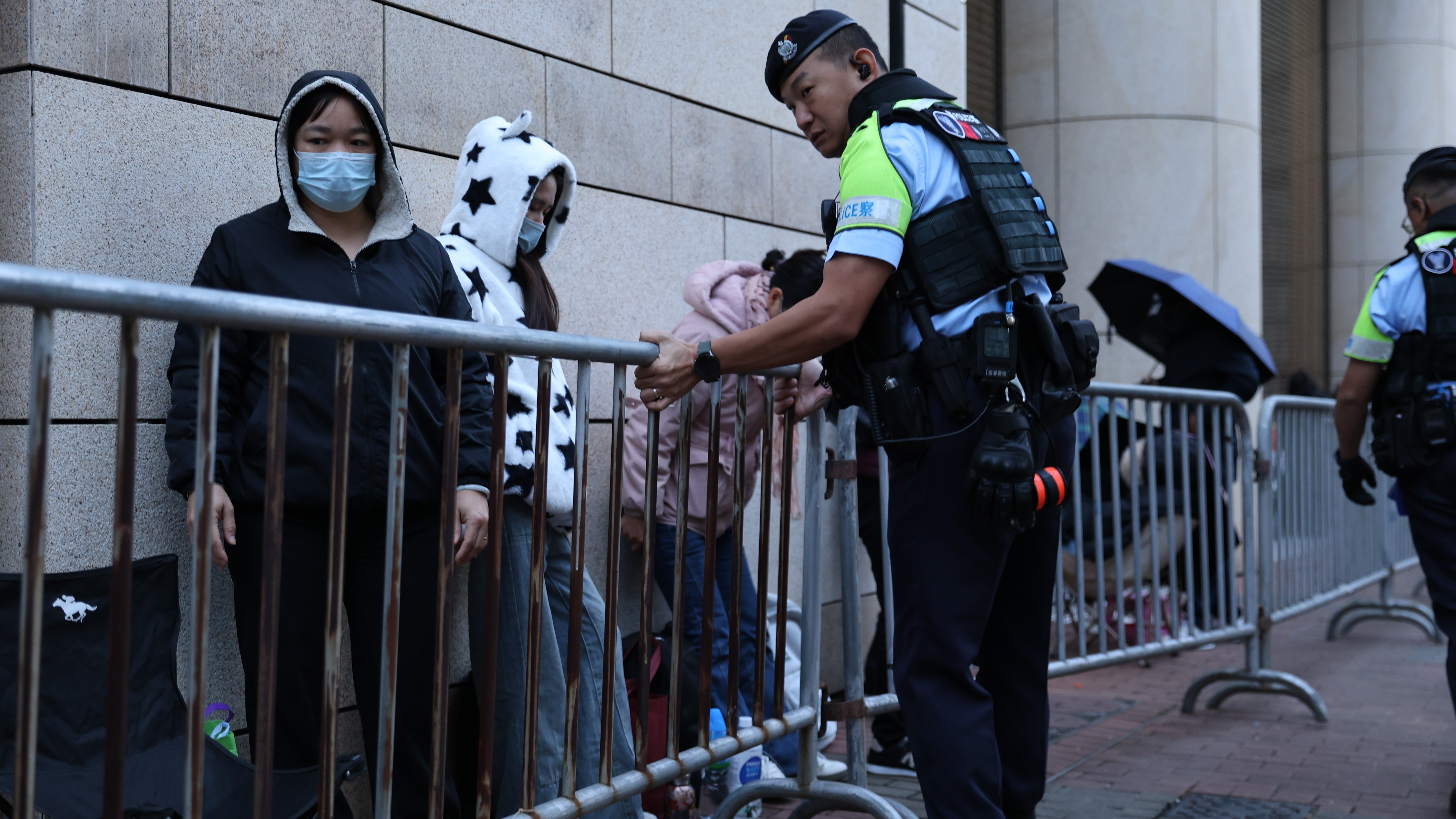 黎智英案法庭開庭處理所有涉案被告的求情，西九龍裁判法院早上法院大樓外保安加強。(美聯社)