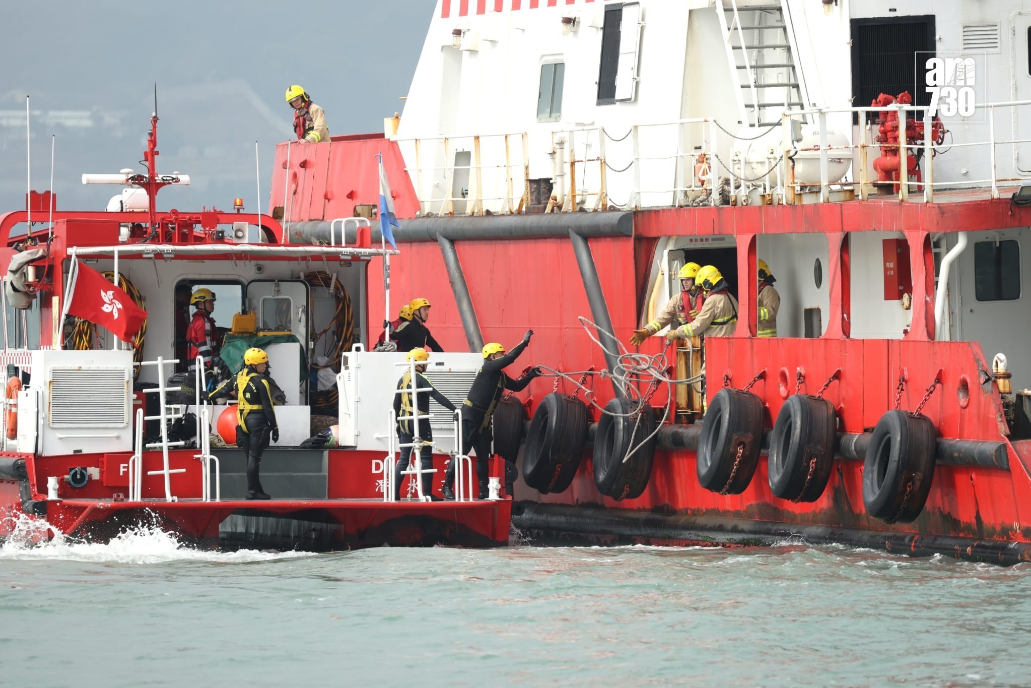 消防娃人救起第三位傷者。(林俊源攝)