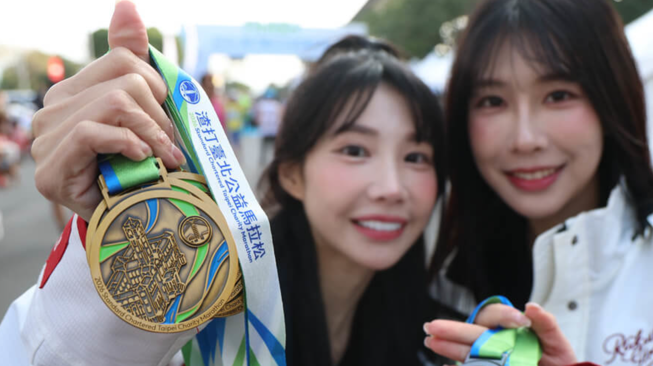 2026年渣打台北公益馬拉松吸引2.6萬名跑手參賽;大會頒發的獎牌竟刻錯馬拉松的英文拼法,由「Marathon」變成「Marathan」。(網上圖片)
