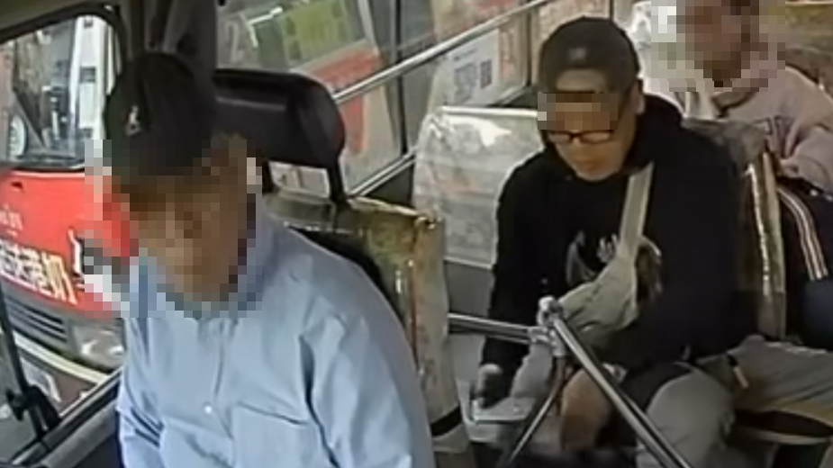 一名戴鴨舌帽的中年男子坐在小巴司機身後位置，疑偷取司機放在座位旁的手機。(facebook群組「馬路的事討論區」)