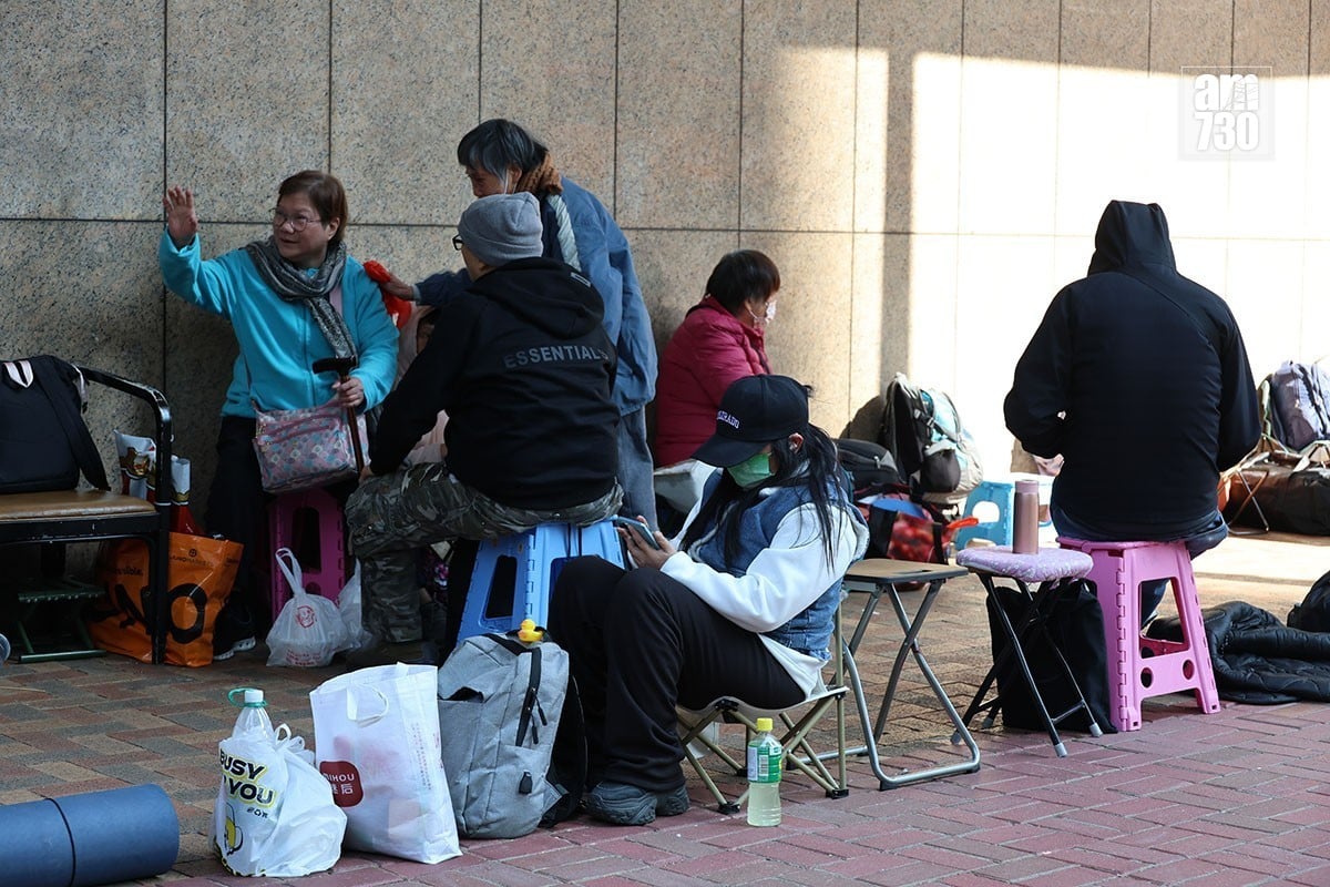 金鐘運輸署香港牌照事務處早前出現「排隊黨」亂象。(資料圖片／鍾式明攝)