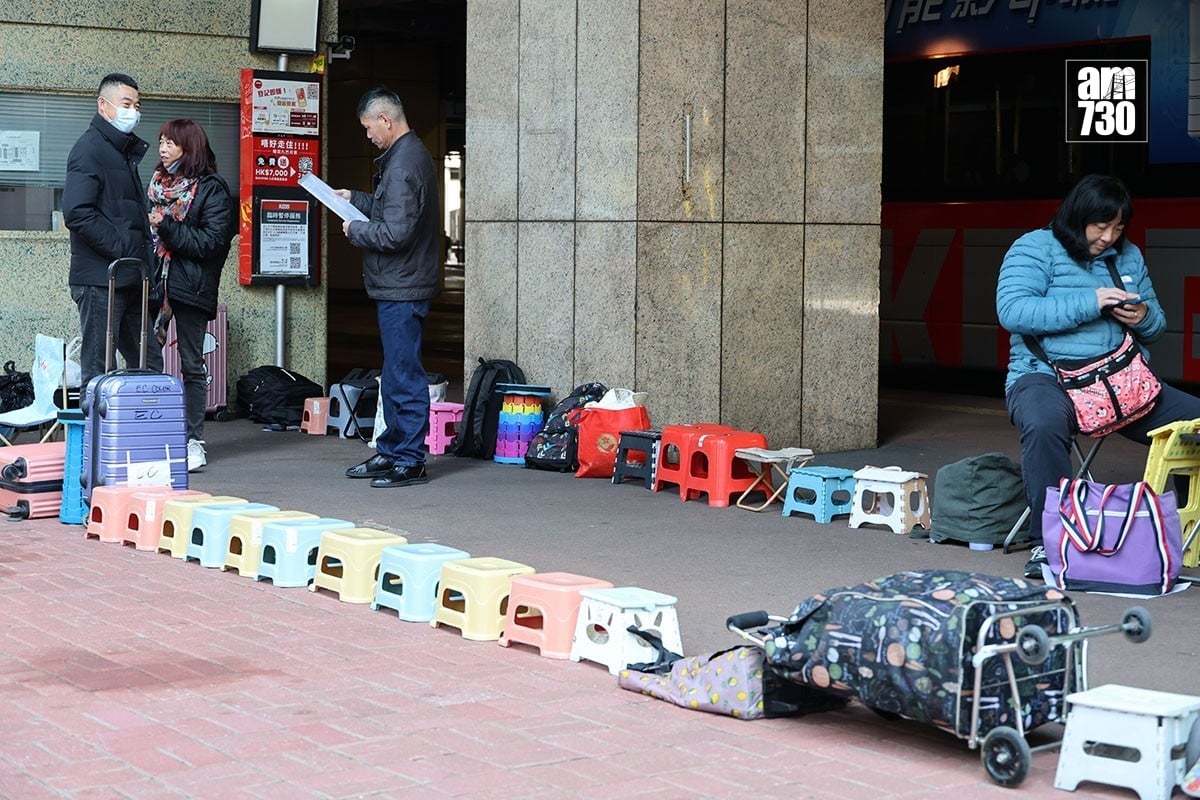 金鐘運輸署香港牌照事務處早前出現「排隊黨」亂象。(資料圖片／鍾式明攝)