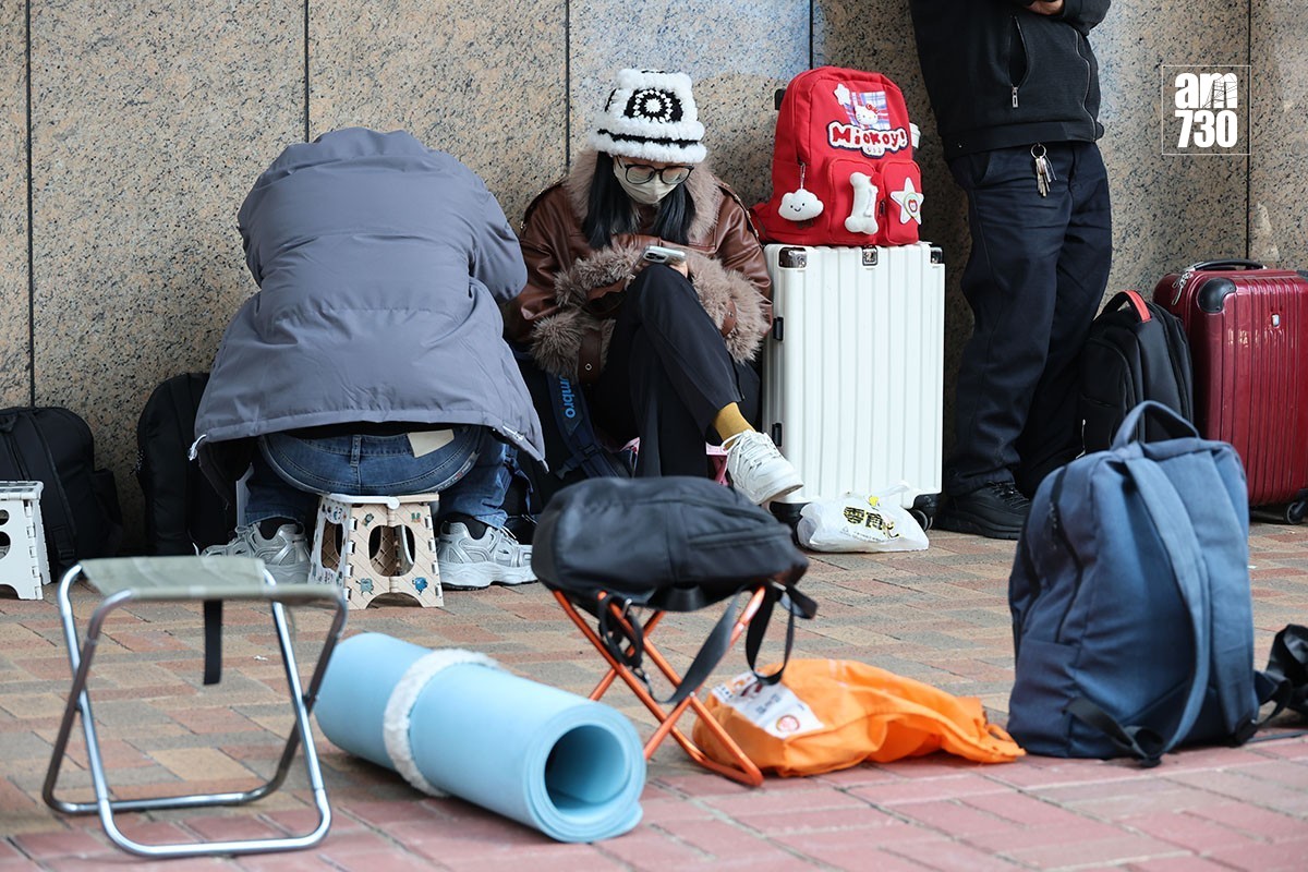 金鐘運輸署香港牌照事務處早前出現「排隊黨」亂象。(資料圖片／鍾式明攝)