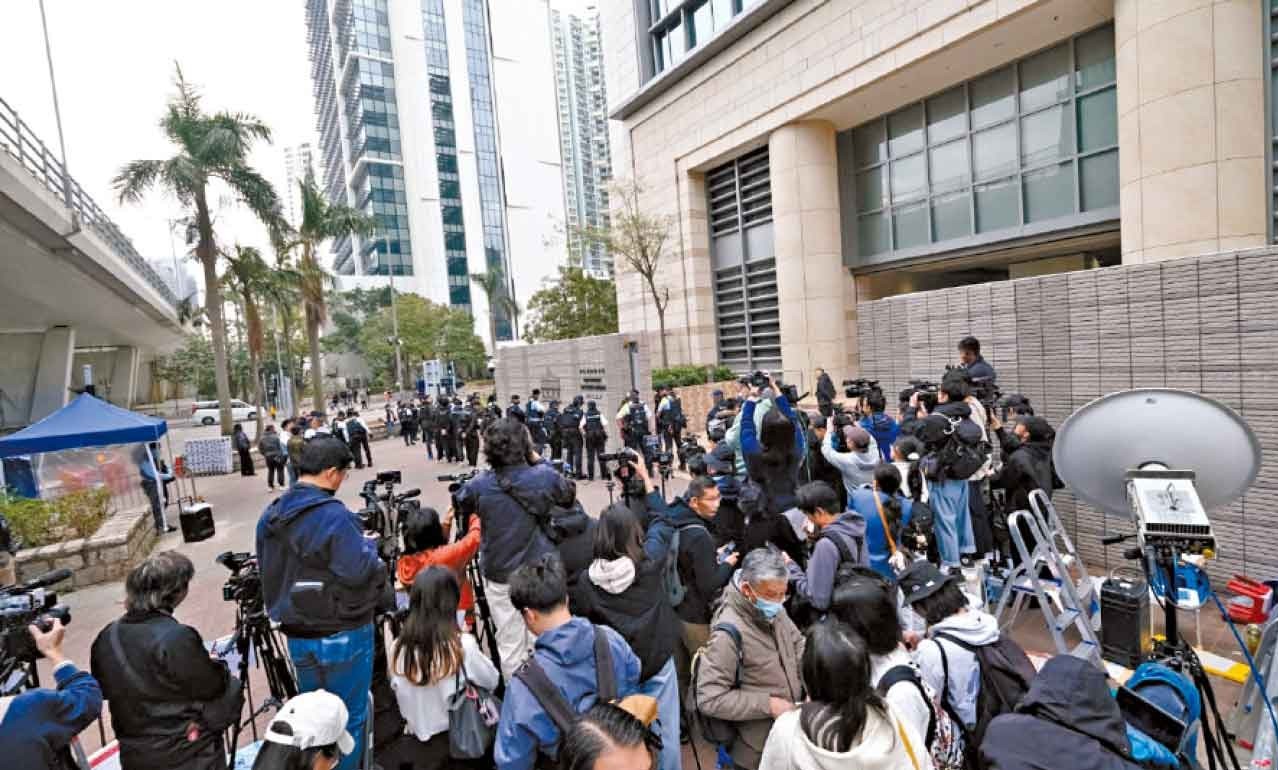 法庭昨起處理各被告的求情，吸引大批傳媒及市民到聽旁聽。