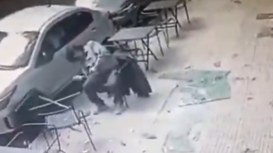 露天歎早餐遇天降大玻璃，砸中食客當場昏迷。(X)