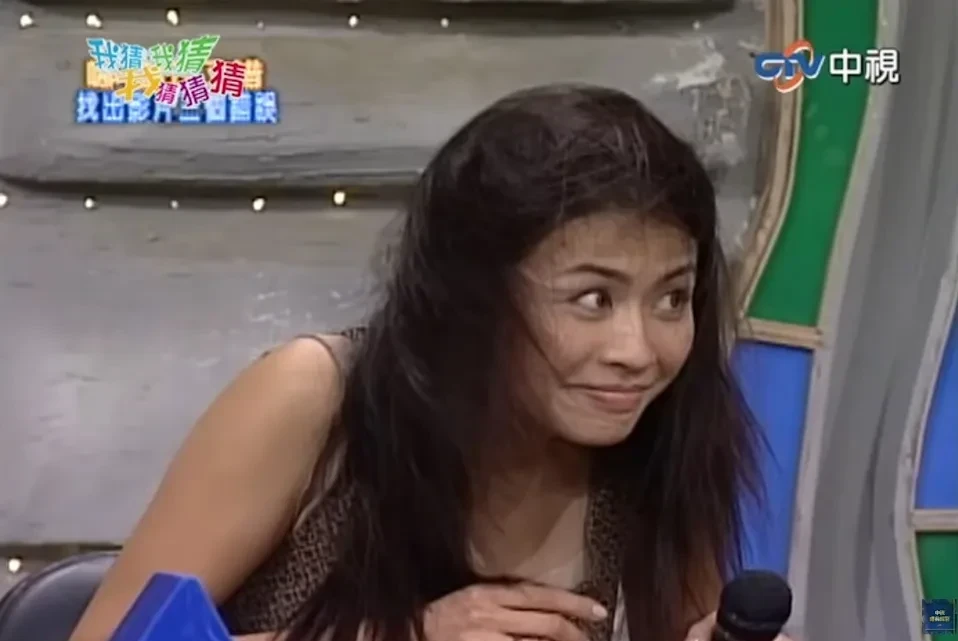 宣萱因為答錯問題而被噴得頭髮凌亂,樣子十分趣怪。(《我猜我猜我猜猜猜》截圖)