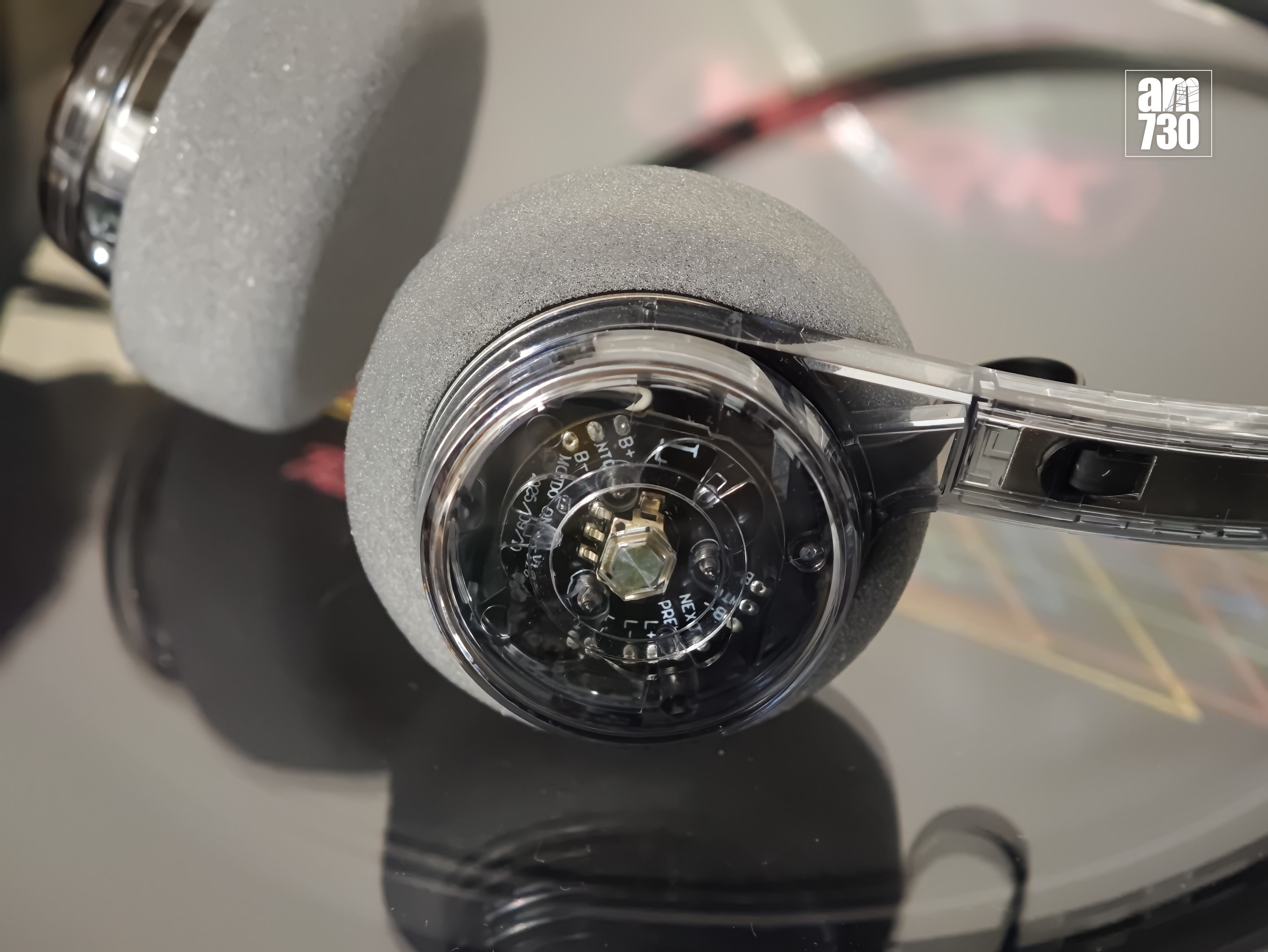 MONDO On-Ear Freestyle透明黑色設計可看到內部結構。