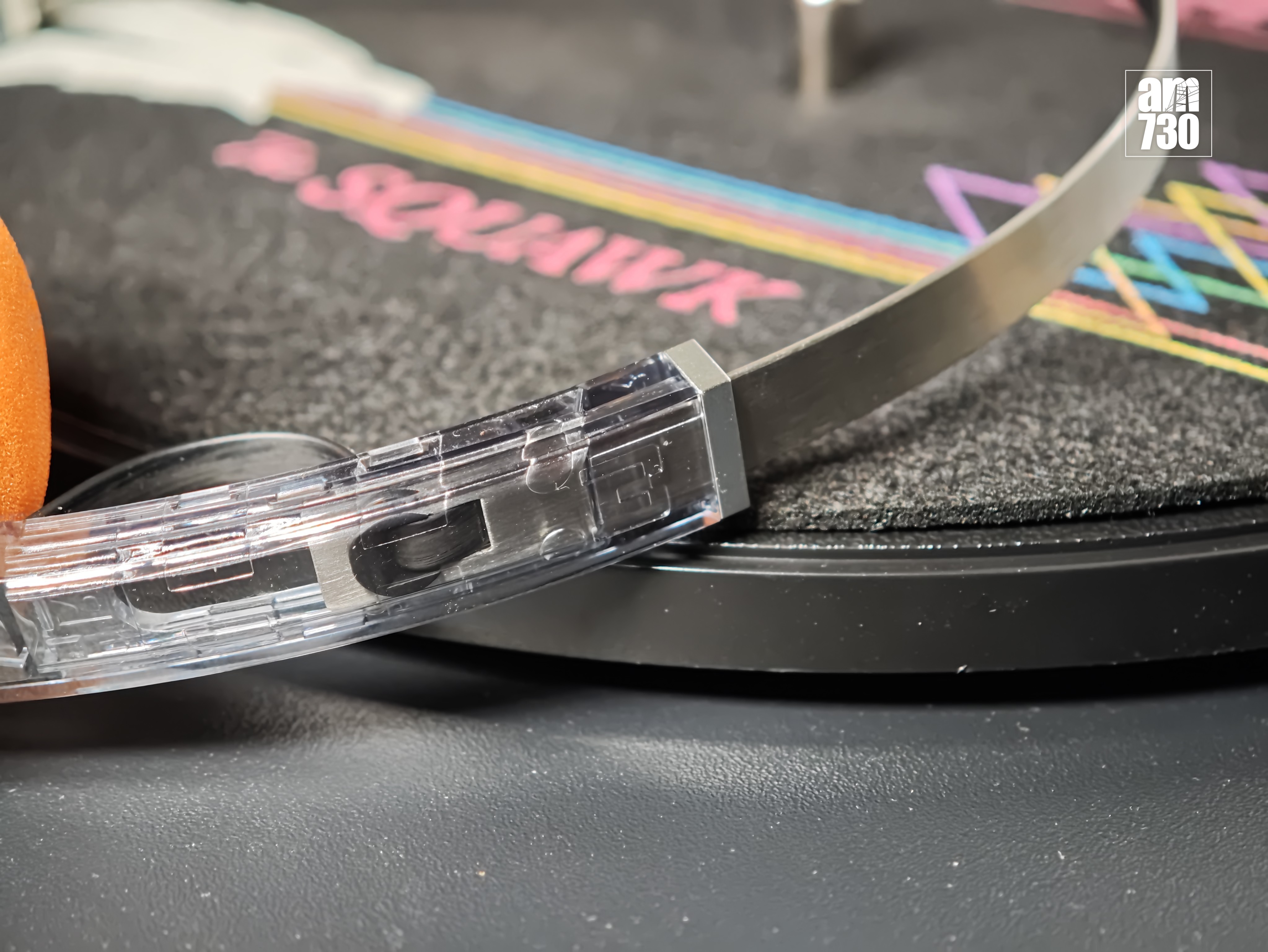 MONDO On-Ear Freestyle不鏽鋼頭帶可伸縮調校。