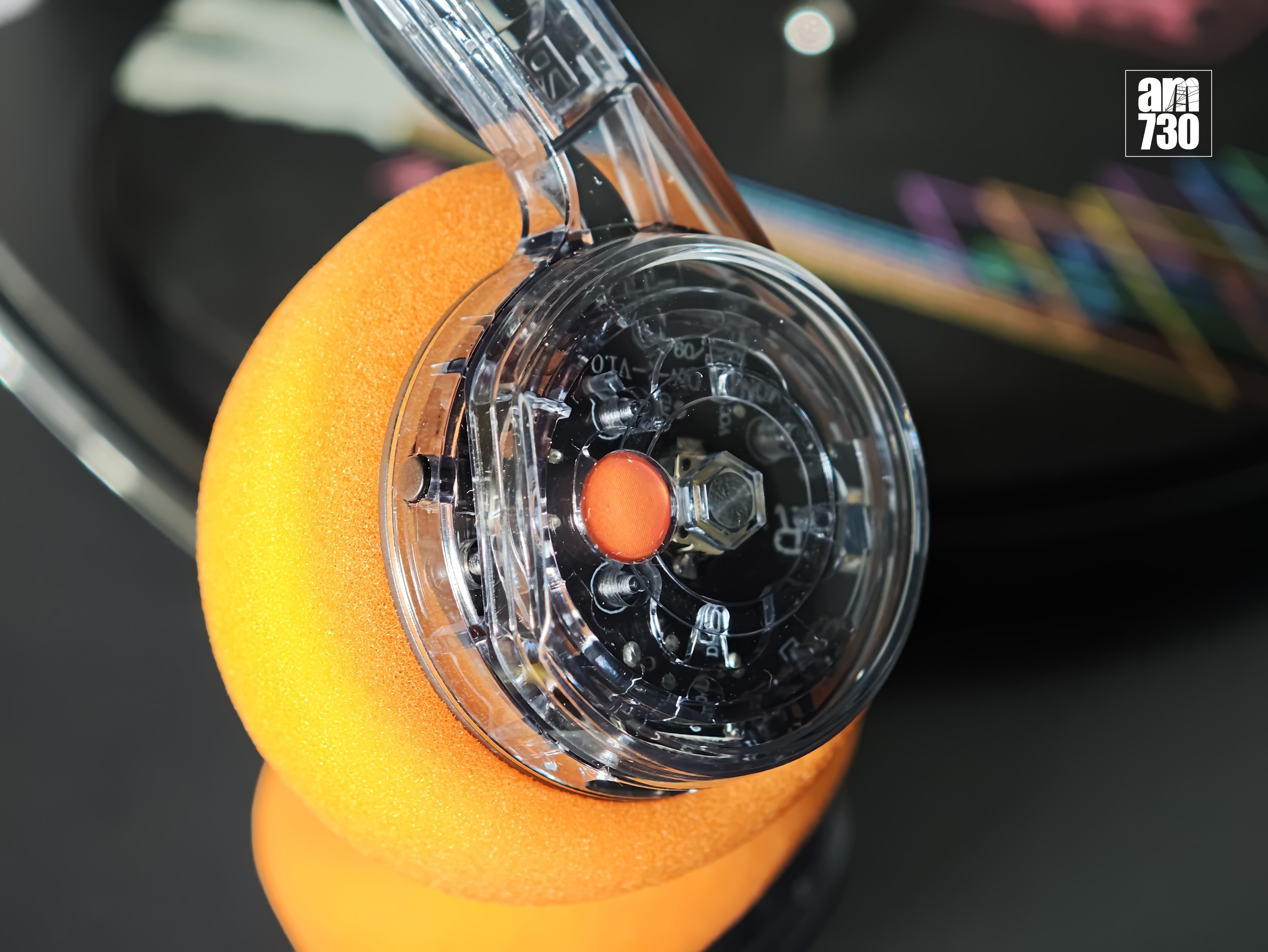 MONDO On-Ear Freestyle的左右耳罩外殼可調校音量及選歌。