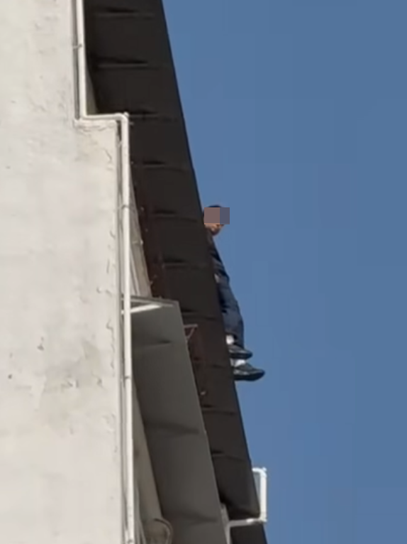 一名男子危站紅磡漆咸道北387-393A號高發大廈天台,墮下倒臥天橋不治(fb車cam L(香港群組))