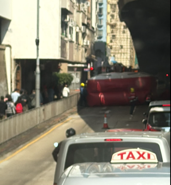 一名男子危站紅磡漆咸道北387-393A號高發大廈天台,墮下倒臥天橋不治(fb車cam L(香港群組))