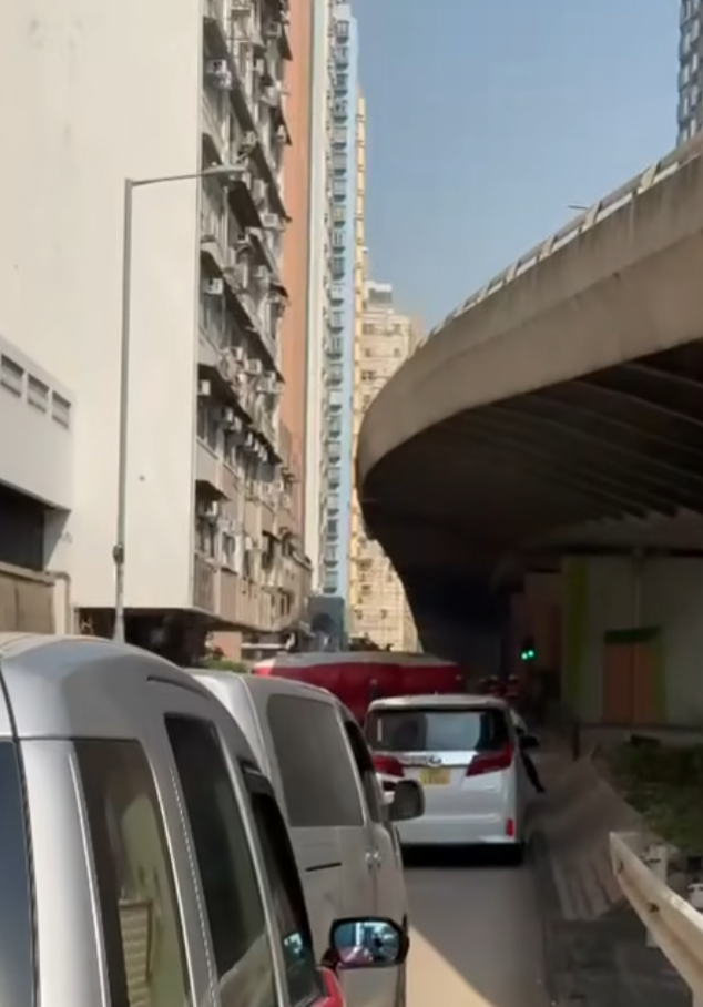 一名男子危站紅磡漆咸道北387-393A號高發大廈天台,墮下倒臥天橋不治(fb車cam L(香港群組))