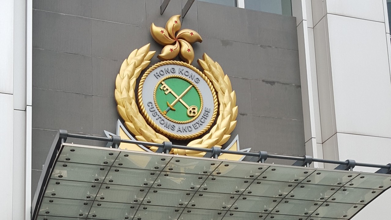 海關搜元朗鐵皮場揭「場中場」私煙倉，檢990萬元貨拘一司機。