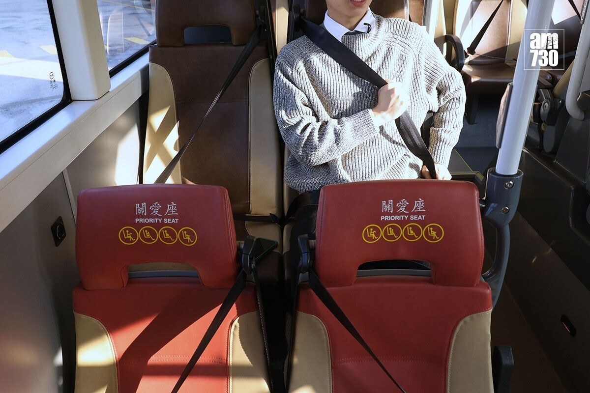 巴士乘客本月25日起須佩戴安全帶。(資料圖片／林俊源攝)