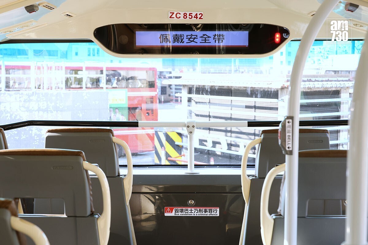 巴士乘客本月25日起須佩戴安全帶。(資料圖片／林俊源攝)