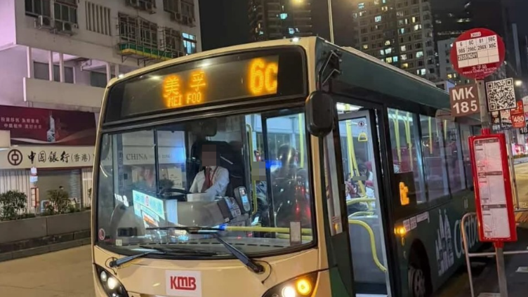 網上流傳一名身穿白色裇衫、打領帶的車長駕駛6C路線巴士停在太子站巴士站上落客，正前往美孚。（網上圖片）