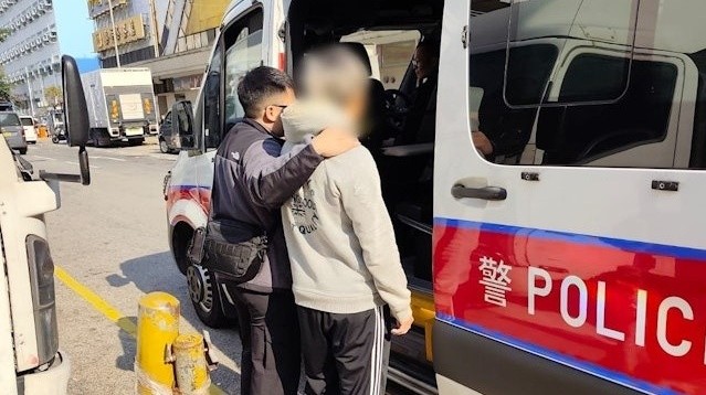 沙田好運中心排隊柱被掟落街，23歲男涉高空擲物被捕。(警方圖片)