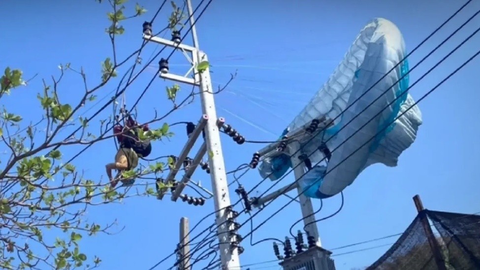 滑翔傘玩家倒吊受困高壓電線杆，驚險獲救但全島一度停電。(X)
