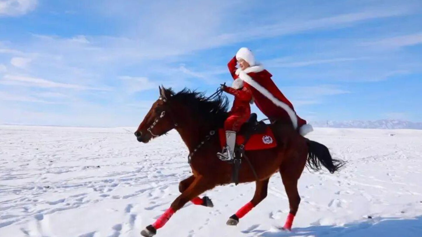 賀嬌龍於2020年身披紅斗篷，攝氏零下20度在雪原策馬奔騰推廣新疆文旅。(網上圖片)