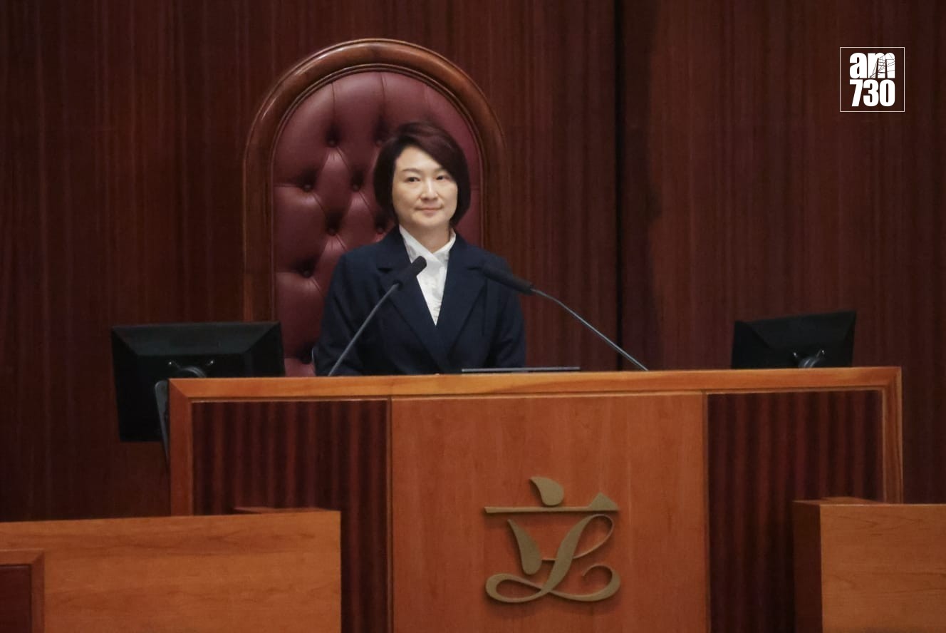 立法會今日召開今屆首次大會,討論政府提出有關大埔宏福苑火災後支援及重建工作的議案。立法會主席李慧琼。(吳康琦攝)