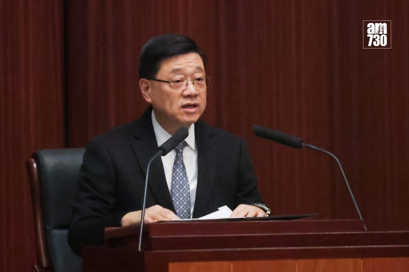 立法會今日召開今屆首次大會,討論政府提出有關大埔宏福苑火災後支援及重建工作的議案。李家超特意在會前發言。(吳康琦攝)