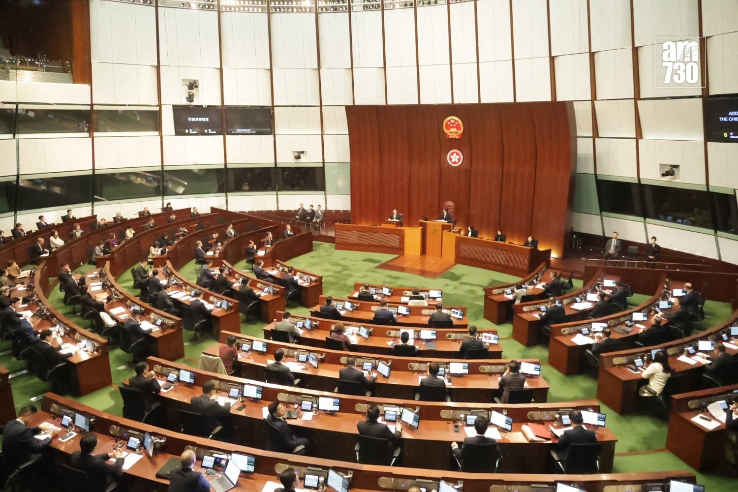 立法會今日召開今屆首次大會,討論政府提出有關大埔宏福苑火災後支援及重建工作的議案。(吳康琦攝)