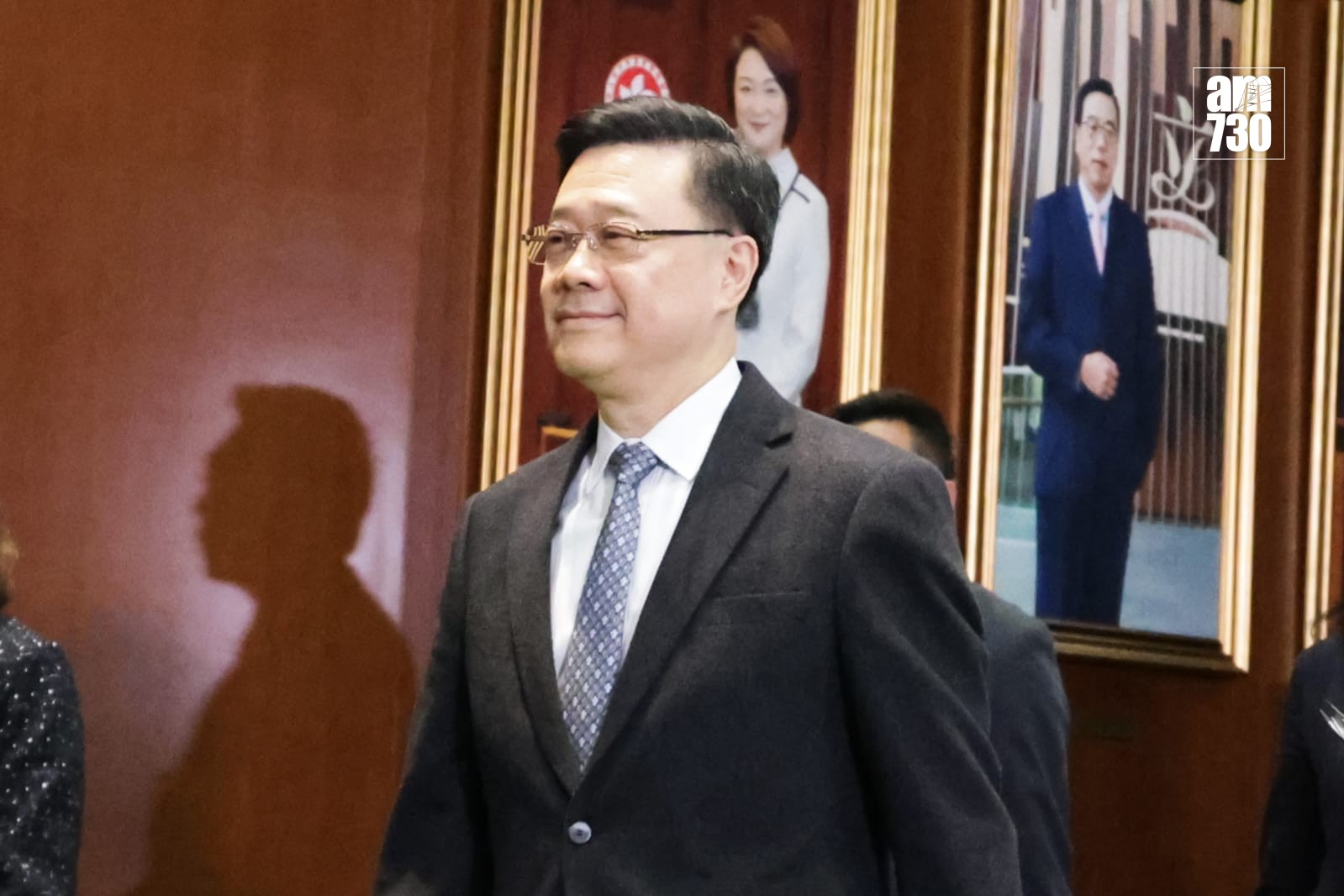 立法會今日召開今屆首次大會,討論政府提出有關大埔宏福苑火災後支援及重建工作的議案。李家超特意在會前發言。(吳康琦攝)