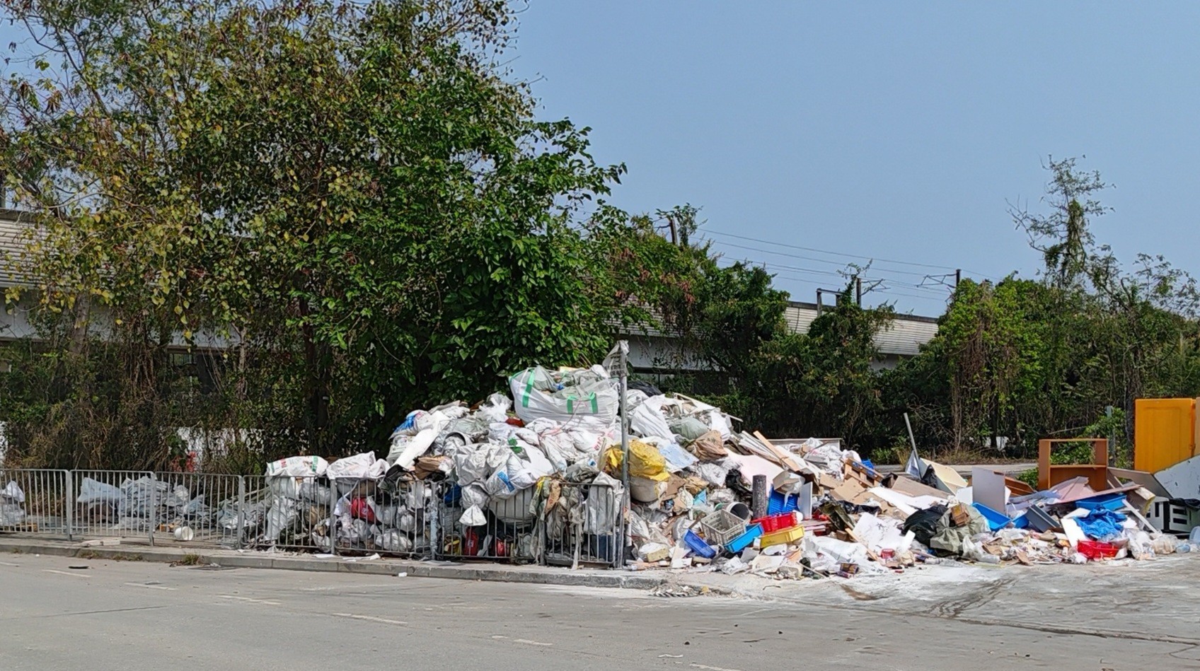 環保署智能執法取締屯門非法棄置廢物黑點，檢控個案逾50宗。(政府新聞處)