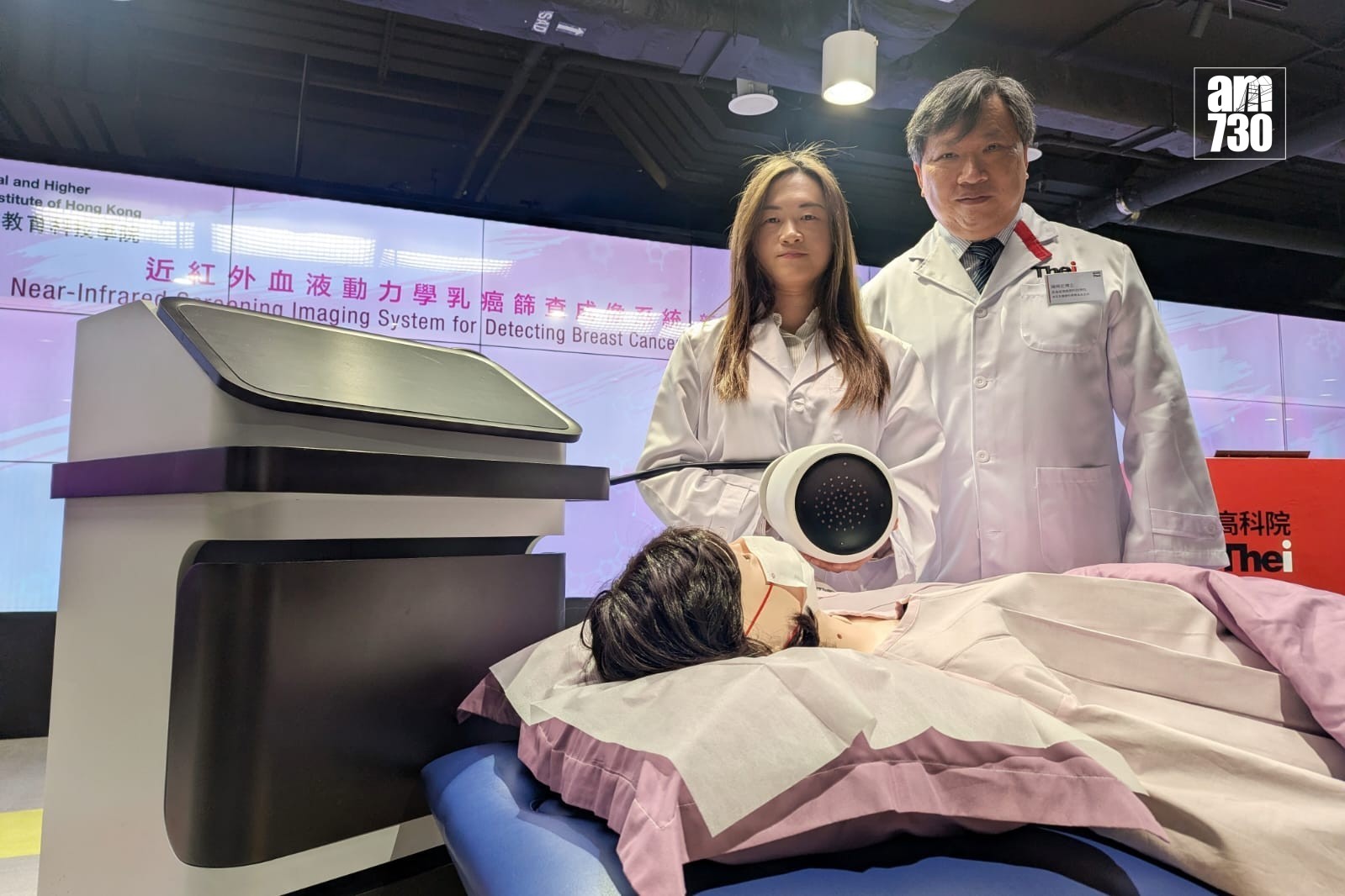 陳舜宏(右)解釋，系統會透過近紅外線技術監測乳房的血流是否異常高及用AI分析患癌風險。(羅庸軒攝)