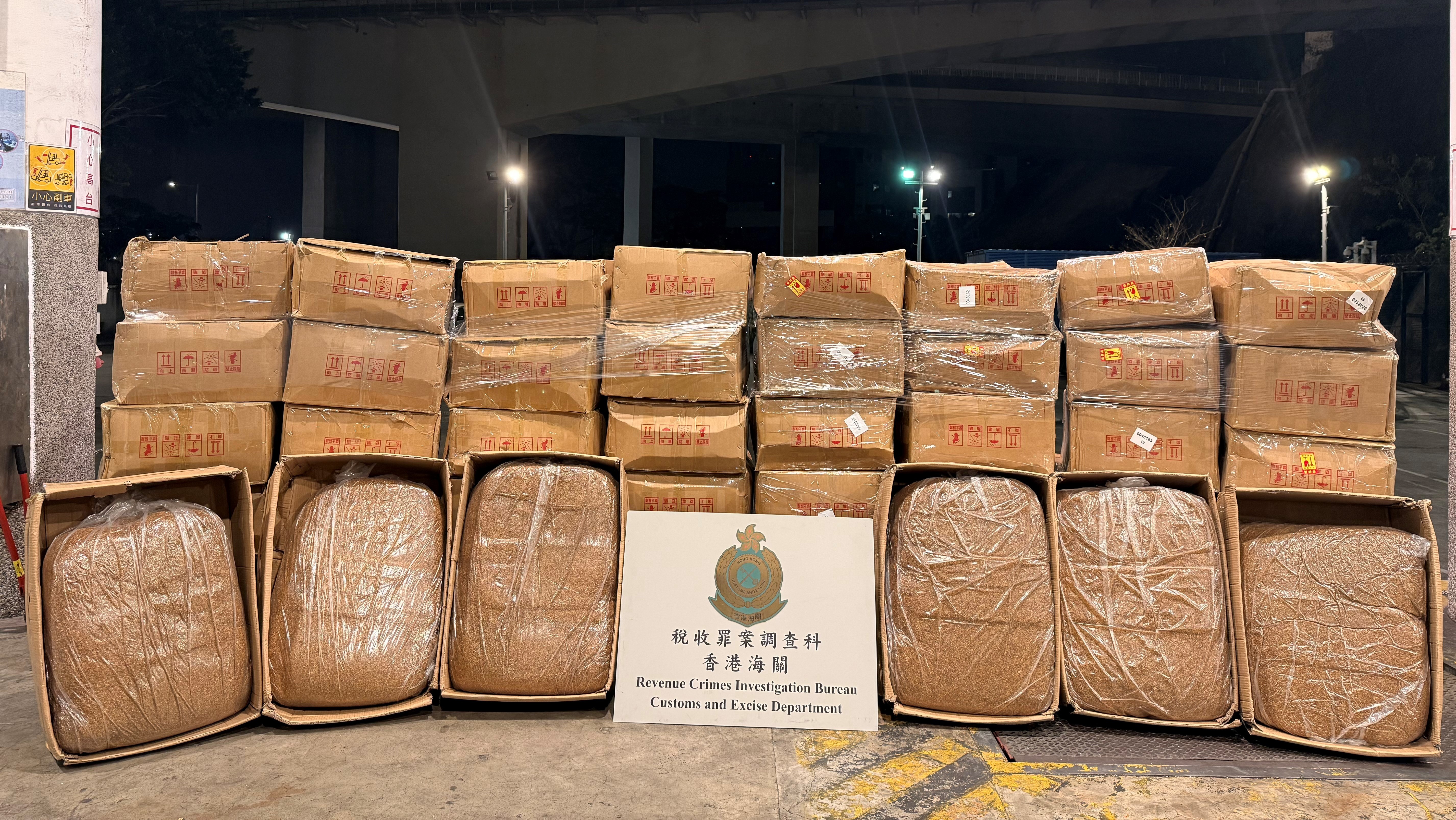 海關流浮山搗破兩個非法煙草貯存倉，檢逾3200萬元私煙。(政府新聞處)