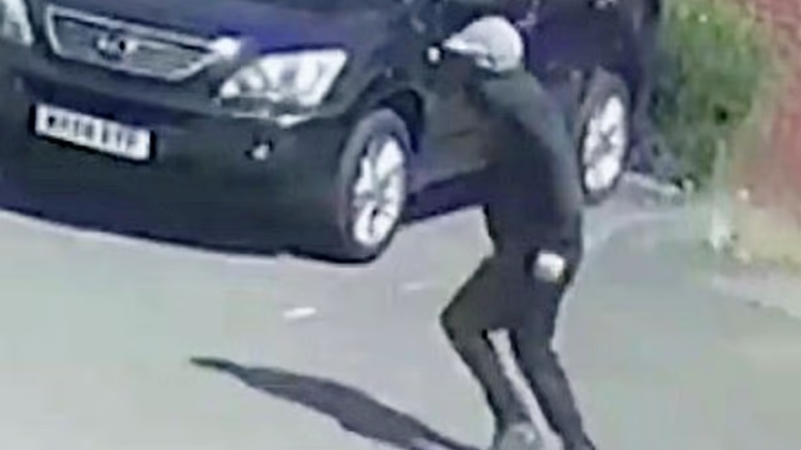 賊人上前搶劫老翁手上的名錶。(互聯網)