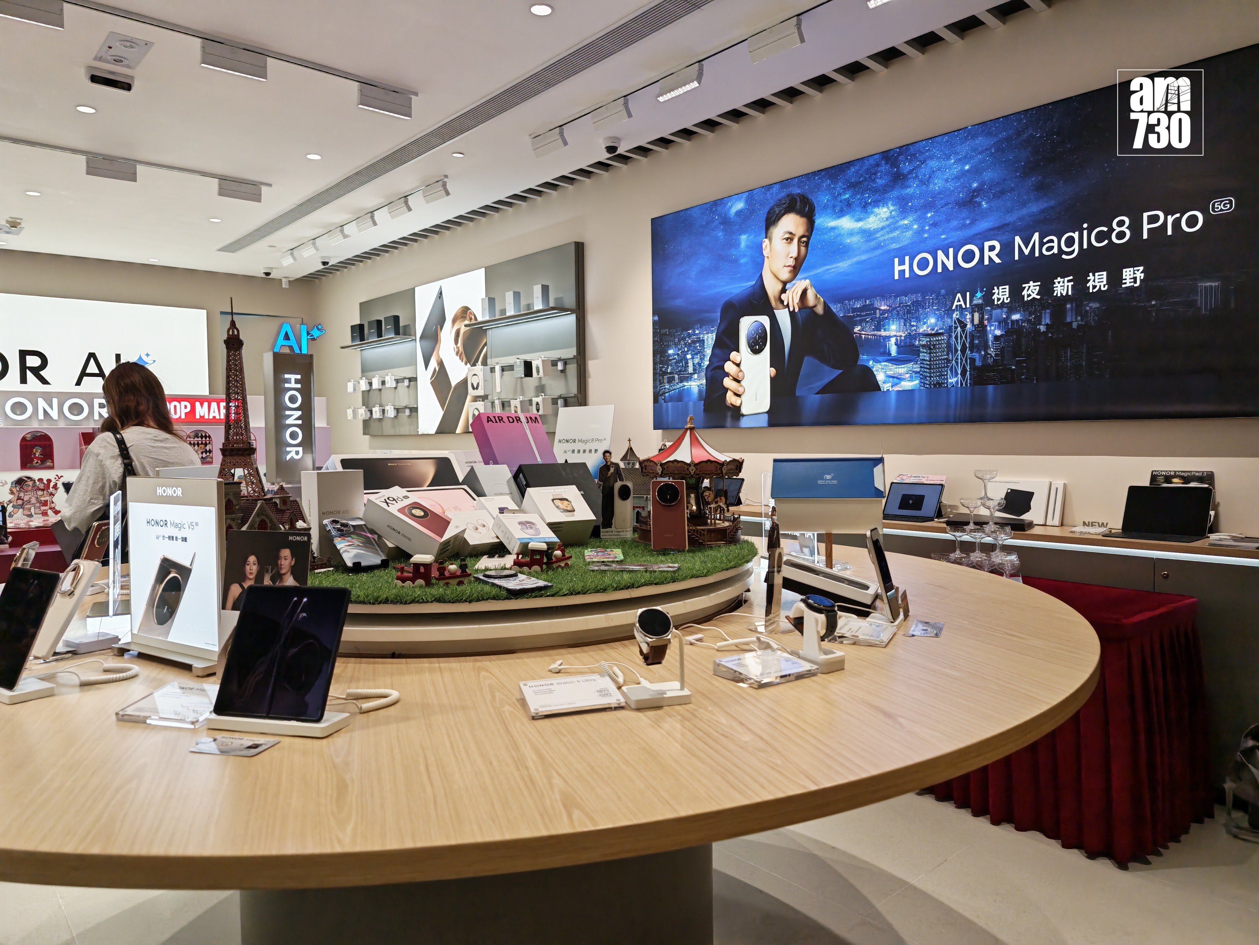 HONOR屯門體驗店展示各款旗艦手機、平板、智能穿戴甚至家電系列。