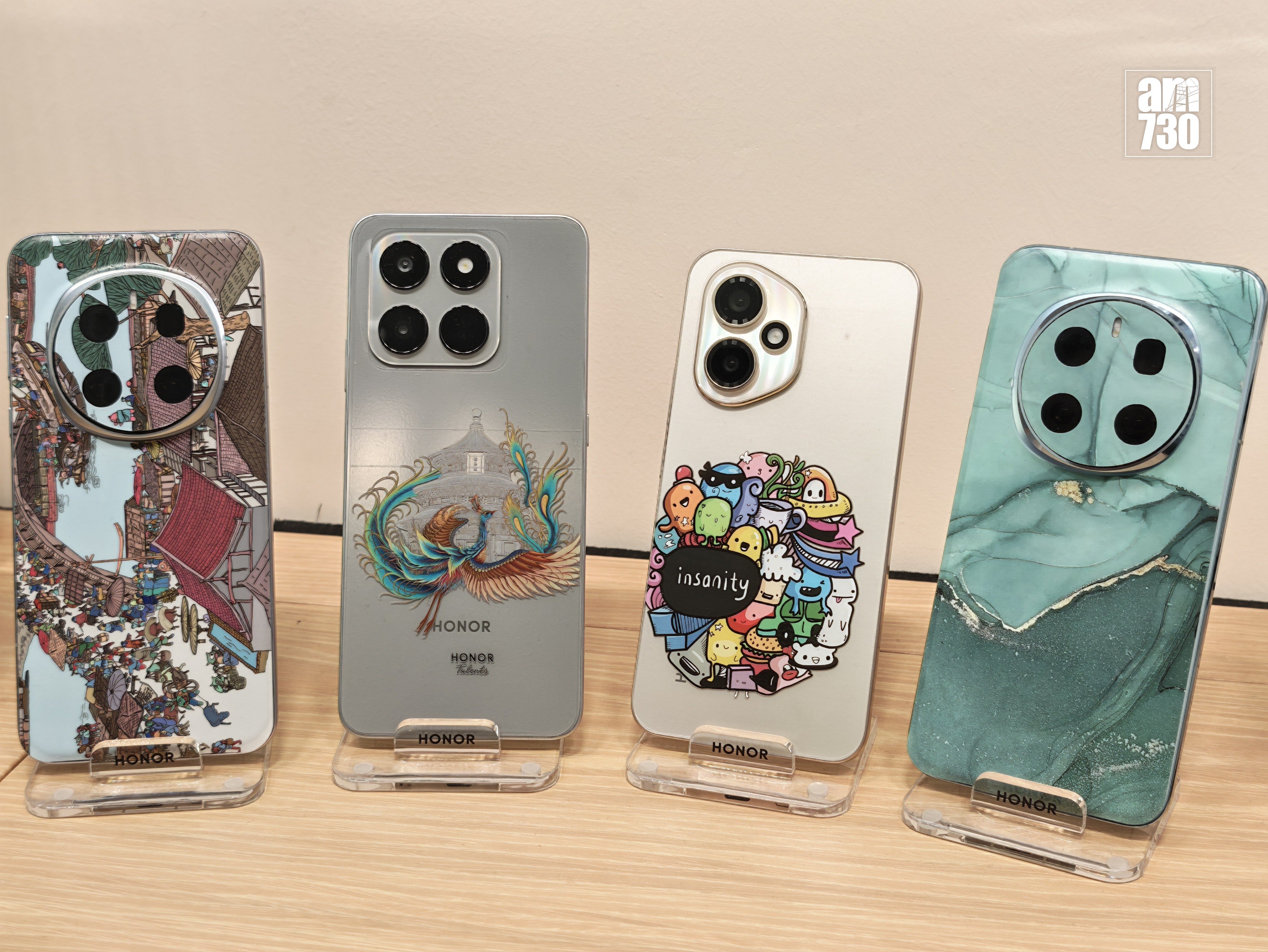 店內特設手機前後屏貼膜服務，只需$100即可自選不同設計。